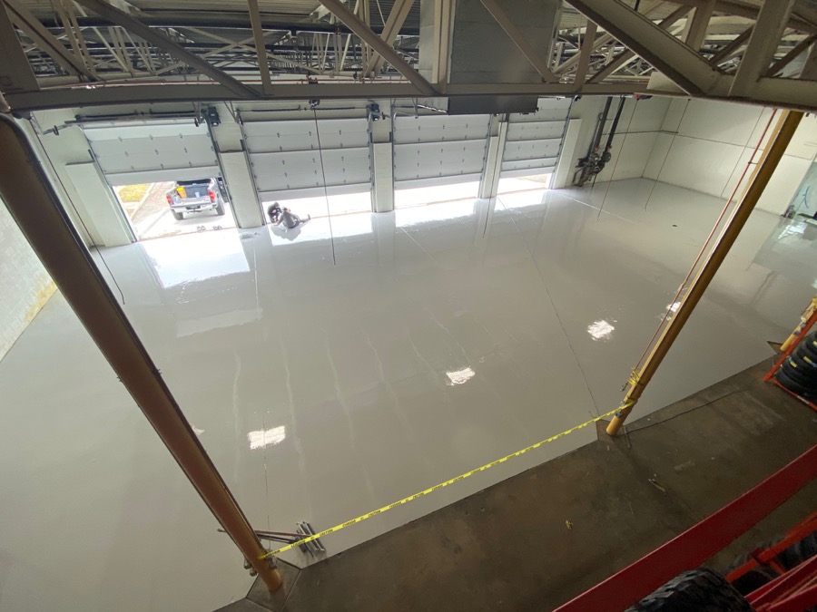 Large industrial floor finished with a smooth light gray Rezena Classic coating